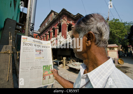 Man reading newspaper, Kolkata, Bengale occidental, Inde, Asie Banque D'Images