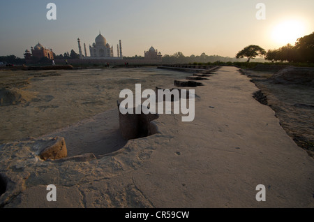 Fondements de la contrepartie de la noire Taj Mahal, Patrimoine Mondial de l'UNESCO, comme vu de l'autre côté de la rivière Yamuna, , Inde Banque D'Images