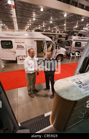 Novi, Michigan - Les gens magasinent pour véhicules récréatifs au Detroit Camping-& RV Show. Banque D'Images