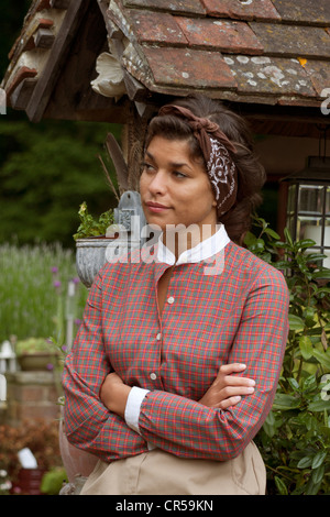 Jeune femme en robe vintage Banque D'Images