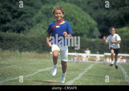 Fille dans l'exécution de course le sport scolaire de jour Banque D'Images