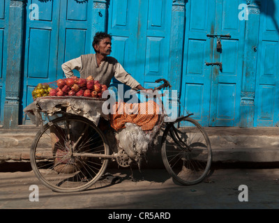 Vendeur de rue vendre des pommes dans les rues de Katmandou, Népal, Asie du Sud Banque D'Images