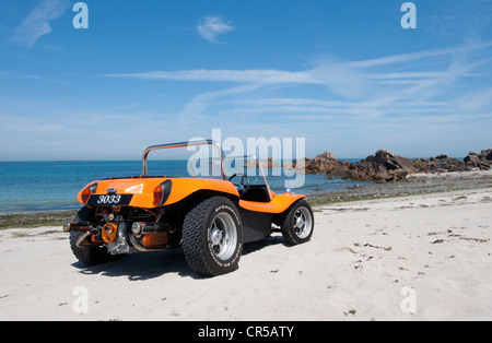 Plage VW buggy sur une plage de sable fin sous un ciel bleu Banque D'Images