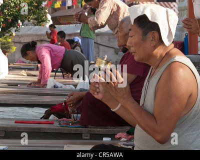 Les prosternations en face de stupa, Boudnath Boudnath, Katmandou, Népal, Asie du Sud Banque D'Images