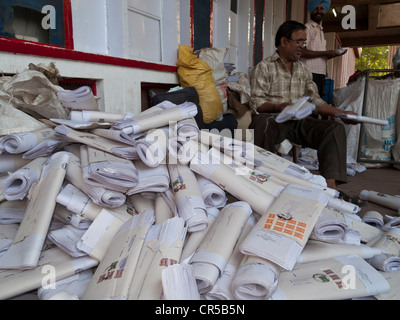 Lettres tri employé devant le bureau de poste principal dans la capitale de l'Himachal Pradesh, Chandigarh, Inde, Asie Banque D'Images