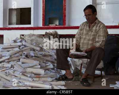 Lettres tri employé devant le bureau de poste principal dans la capitale de l'Himachal Pradesh, Chandigarh, Inde, Asie Banque D'Images