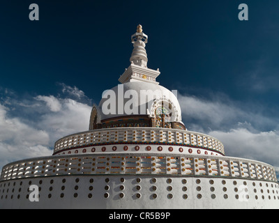 Shanti Stupa à Leh, un don japonais au Ladakh pour commémorer 2500 ans de bouddhisme et de promouvoir la paix mondiale, Leh Banque D'Images