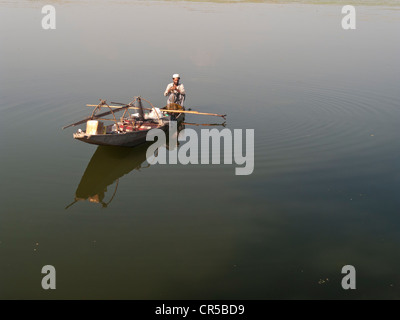 Les pêcheurs de prendre du poisson de façon traditionnelle sur le lac Dal, Srinagar, Jammu-et-Cachemire, l'Inde, l'Asie Banque D'Images