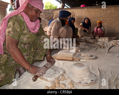 L'alimentation pour tous les pèlerins est préparé par des bénévoles et servi dans la cantine ou langar, Amritsar, Punjab, en Inde, en Asie Banque D'Images