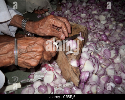 L'alimentation pour tous les pèlerins est préparé par des bénévoles et servi dans la cantine ou langar, Amritsar, Punjab, en Inde, en Asie Banque D'Images