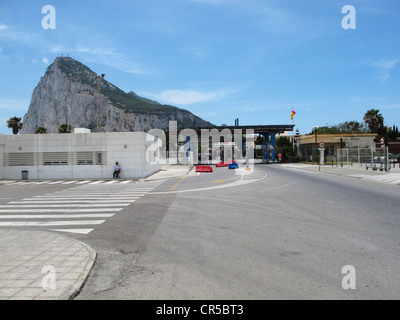 Passage de la frontière entre l'Espagne et Gibraltar depuis le côté Espagnol Banque D'Images