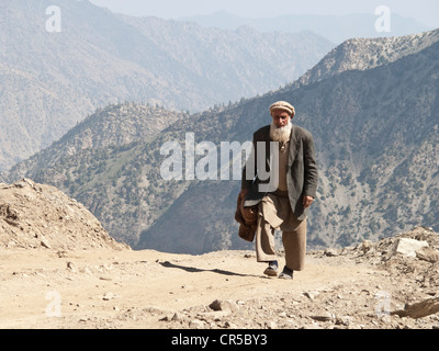 L'homme local sur son chemin pour traverser à pied, passage Babusar Chillas, North West Frontier, le Pakistan, l'Asie du Sud Banque D'Images