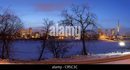 Canada, Province du Manitoba, Winnipeg, centre-ville, de la rivière Rouge du Nord gelés en hiver par nuit Banque D'Images