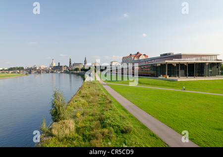 Le nouveau centre des congrès Kongresszentrum, vu du pont Marienbruecke, Dresde, Saxe, Allemagne, Europe Banque D'Images