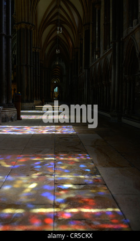 Reflets de vitraux de la cathédrale de Lincoln - 1 Banque D'Images