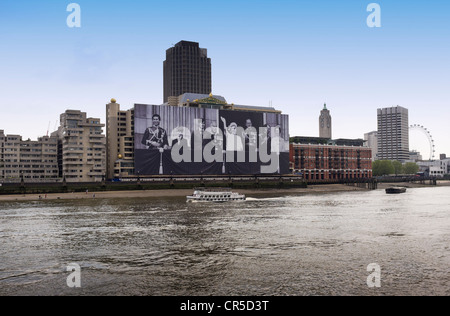 Les préparatifs pour le Jubilé de diamant de la Reine 2012, une immense photo de la famille royale Sea Containers House, Londres. Banque D'Images