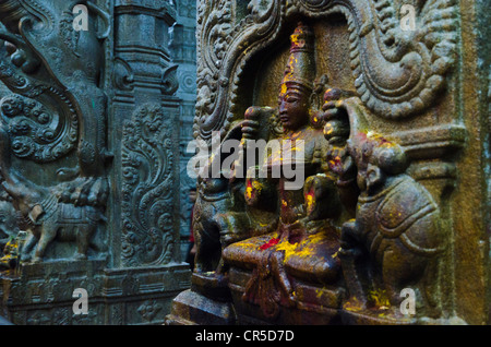 L'intérieur de l'Menakshi-Sundareshwara à Madurai Temple est décoré avec des centaines de statues de dieux sculptés avec art et Banque D'Images