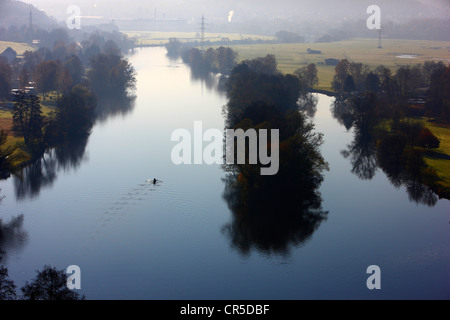 Les rameurs à l'automne sur la Ruhr à Witten, Rhénanie du Nord-Westphalie, Allemagne, Europe. Banque D'Images