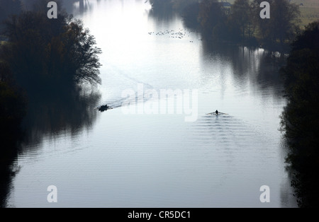 Les rameurs à l'automne sur la Ruhr à Witten, Rhénanie du Nord-Westphalie, Allemagne, Europe. Banque D'Images