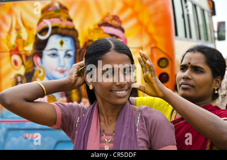 Les jeunes femmes en pèlerinage s'amusant faisant leur maquillage derrière un bus peint à l'extérieur du Temple de Ramanathaswamy , Inde Banque D'Images