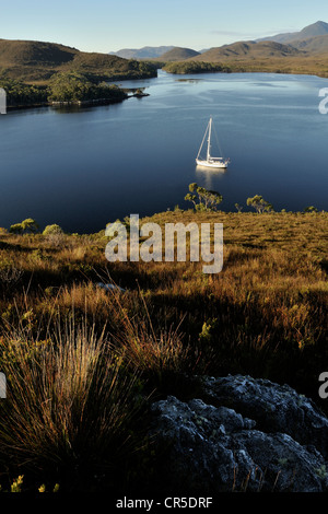 À la recherche d'entrée vers le sud Melaleuca avec un yacht de croisière à l'ancre. La Réserve Marine de Port Davey, une zone du patrimoine mondial, Tasmanie, Australie Banque D'Images