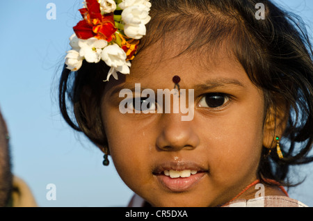 Fille, pèlerinage sur la colline Indragiri à Sravanabelagola pour recevoir les bénédictions de Bahubali par les prêtres locaux, Karnataka, Inde Banque D'Images