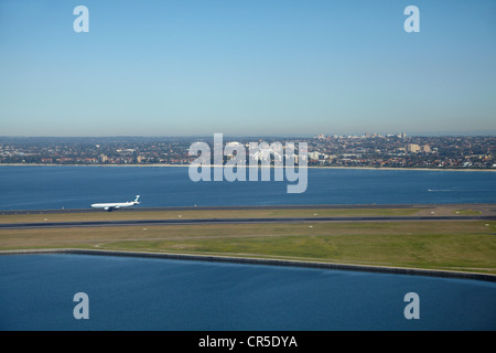 Avion à l'atterrissage à l'aéroport de Sydney, et Botany Bay, Sydney, Nouvelle-Galles du Sud, Australie - vue aérienne Banque D'Images