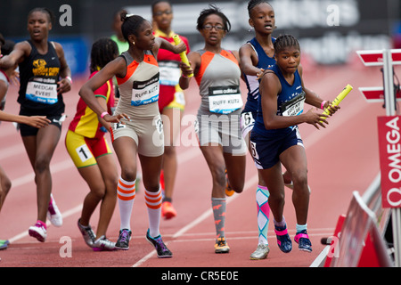 East New York Les impalas concurrentes dans les jeunes filles' 4x400m relais au Grand Prix de NEW YORK 2012 Banque D'Images