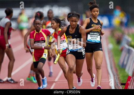 Medgar Evers prep concurrentes dans les jeunes filles' 4x400m relais au Grand Prix de NEW YORK 2012 Banque D'Images