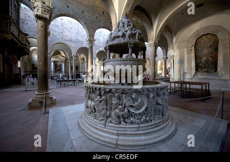 Italie, Toscane, Lucca, Église romane San Frediano, fontaine lustrale (fonts baptismaux) de la 12e siècle Banque D'Images