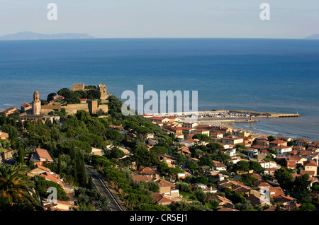 L'Italie, la Toscane, la Maremma, Castiglione della Pescaia, San Giovanni et le Castello Aragonese Rocca ou dans l'arrière-plan Banque D'Images