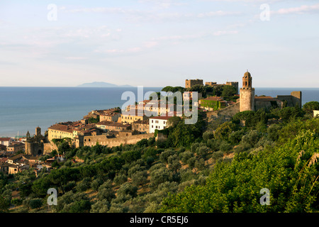 L'Italie, la Toscane, la Maremma, Castiglione della Pescaia, San Giovanni et le Castello Aragonese Rocca ou dans l'arrière-plan Banque D'Images