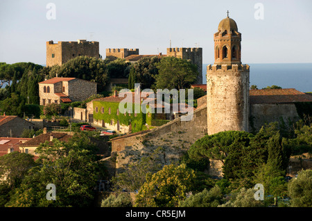 L'Italie, la Toscane, la Maremma, Castiglione della Pescaia, San Giovanni et le Castello Aragonese Rocca ou dans l'arrière-plan Banque D'Images