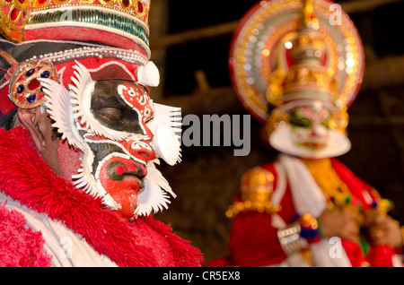 Le caractère de Kathakali Bali sur scène avec Ravana, Perattil, Kerala, Inde, Asie Banque D'Images