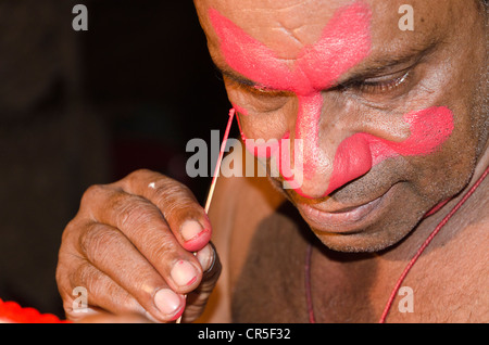 La composition de la caractère Kathakali Ravana est appliquée, Perattil, Kerala, Inde, Asie Banque D'Images