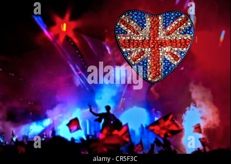 Réfléchissant en forme de coeur Union Jack Flag mousseux avec une partie de la musique de nuit spectaculaire London UK Banque D'Images