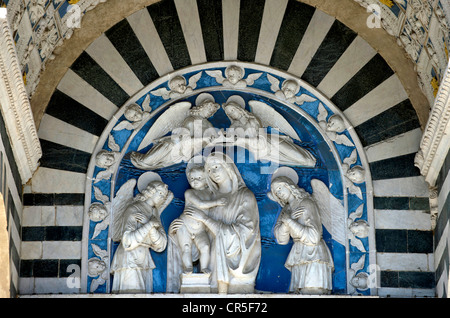 Italie, Toscane, Pistoia, Duomo di Pistoia ou Cattedrale di San Zeno (cathédrale St Zenon), tympan du portail central, vierge et Banque D'Images