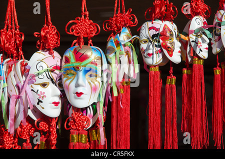 Beau souvenir pour les masques sont vendus dans des boutiques de cadeaux à l'extérieur des temples, Mysore, Karnataka, Inde, Asie Banque D'Images