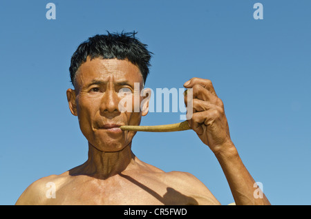 L'homme de la tribu Samdom avec un tuyau, lors de l'Assemblée statue, Nagaland Kohima, Festival, Inde, Asie Banque D'Images