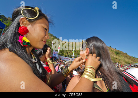 Les membres des tribus lors de l'assemblée statue d'Festival à Kohima, Inde, Asie Banque D'Images