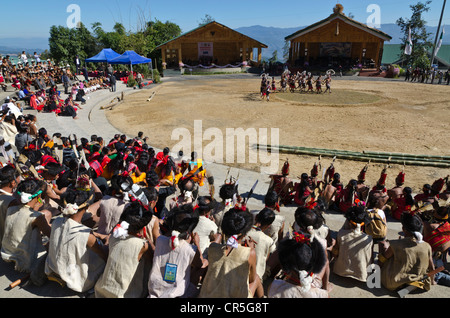 Les tribus du Nagaland sont afficher leurs coutumes et danses à la grande showground du Hornbill Festival, Nagaland, Inde Banque D'Images