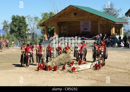 Les tribus du Nagaland sont afficher leurs coutumes et danses à la grande showground du Hornbill Festival, Nagaland, Inde Banque D'Images