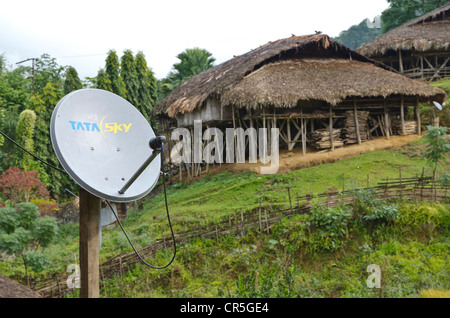 Antenne Satellite dans la région de village tribal de Podbi, de l'Arunachal Pradesh, Inde, Asie Banque D'Images