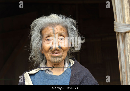 Femme Apatani avec le traditionnel bambou-disques dans ses narines, une coutume qui était destinée à empêcher les jeunes femmes de Apatani Banque D'Images