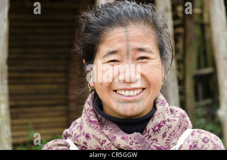 Femme Apatani de la génération plus tard sans le traditionnel bambou-disques dans ses narines, cette coutume était d'empêcher les jeunes Banque D'Images