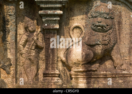 Frise en pierre du guerrier et lion en dehors de Lankatilaka, Polonnaruwa, Sri Lanka, North Central Banque D'Images