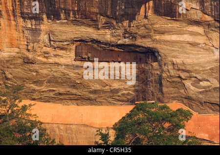 En colimaçon jusqu'à la caverne du rocher de Sigiriya fresques, Sigiriya, Sri Lanka, Central Banque D'Images