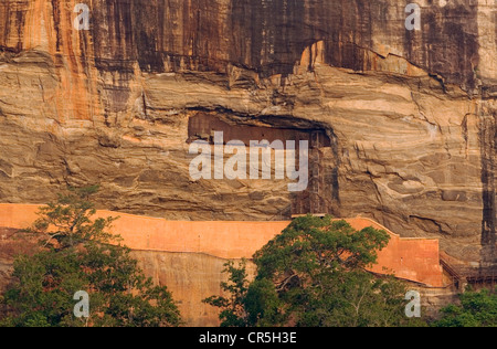 En colimaçon jusqu'à la caverne du rocher de Sigiriya fresques, Sigiriya, Sri Lanka, Central Banque D'Images