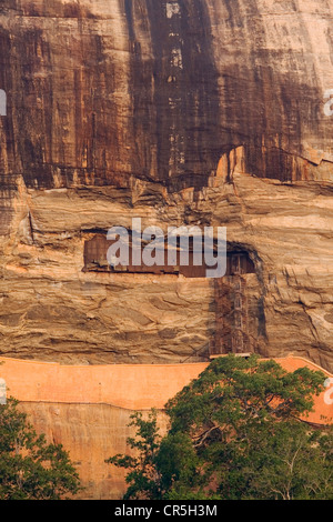 En colimaçon jusqu'à la caverne du rocher de Sigiriya fresques, Sigiriya, Sri Lanka, Central Banque D'Images