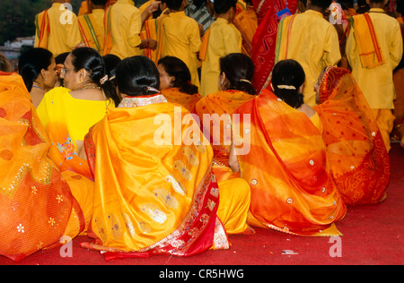 Un groupe de femmes de se joindre à la cérémonie à Aartii Ram Jhula à Rishikesh, Uttarakhand, anciennement l'Uttaranchal, Inde, Asie Banque D'Images